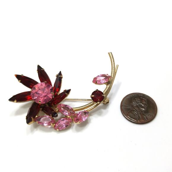 Vintage 1950s Pink Red Rhinestone Flower Brooch, Gold Plated - Picture 8 of 10
